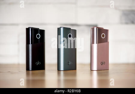 Varna, Bulgaria - 18 Novembre 2018: GLO alimentato a batteria Stick di tabacco è un calore non bruciare prodotto lanciato dalla British American Tobacco nel 2016 Foto Stock
