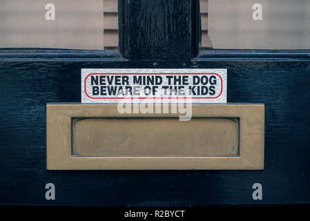 "Mai mente il cane - attenzione dei ragazzi scherzo segno di avvertimento su una porta a Stockbridge, Edimburgo, Scozia, Regno Unito. Foto Stock