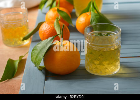 Siciliano di liquore di mandarino con frutti intorno - primo piano Foto Stock