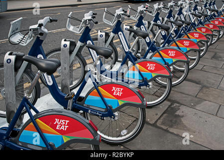 Una cremagliera di solo mangiare sponsorizzato biciclette a noleggio su Waverley Bridge a Edimburgo, Scozia. Foto Stock