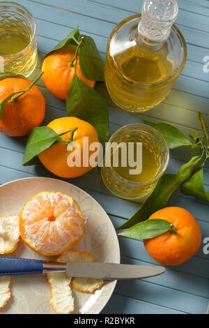 Siciliano di liquore di mandarino con frutti intorno - primo piano Foto Stock