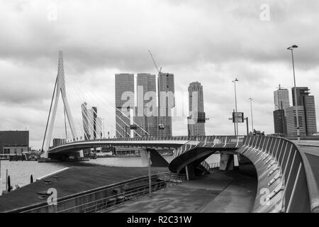 Rotterdam/Olanda - 14 Maggio 2013: Il ponte Erasmus in drammatico in bianco e nero Foto Stock