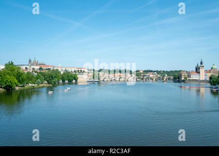 Praga/Repubblica Ceca - 20 Giugno 2017: il castello di Praga vista dal fiume Foto Stock