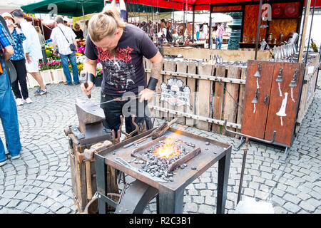 Praga/Repubblica Ceca - 20 Giugno 2017: mercato di Praga fabbro lavora Foto Stock