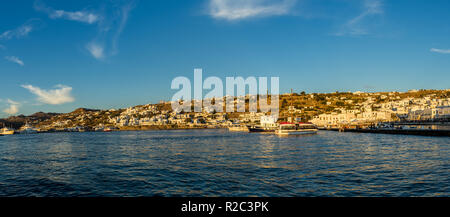 Isola di Mykonos, Grecia. Pittoresche scene panoramiche del porto e della città capitale della tradizionale delle Cicladi. Foto Stock