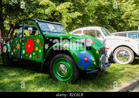 Praga Repubblica Ceca, 26 maggio 2018, Citroën 2CV, popolarmente chiamata anatra, Kette, o anatra, canette, secondo il suo morbido cuscino, con il quale la vettura Foto Stock