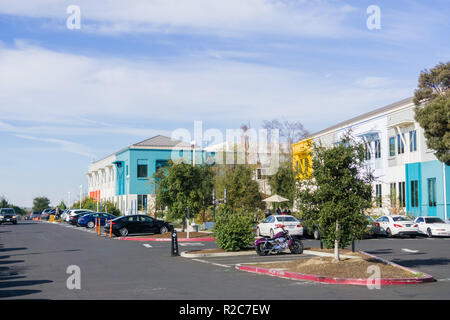 Dicembre 27, 2017 Menlo Park / CA / STATI UNITI D'AMERICA - Facebook colorati edifici di uffici situati in compagnia del campus principale nella Silicon Valley Foto Stock