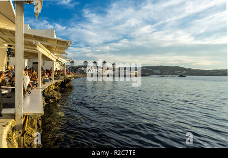 Isola di Mykonos, Grecia. Il pittoresco scenario da area denominata "Piccola Venezia" a causa della sua somiglianza con Venezia. Foto Stock