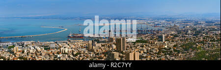 Bella vista panoramica dal Monte Carmelo per la città e il porto di Haifa, Israele. Foto Stock