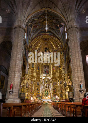 Altare y retablo mayor de la Iglesia de Nuestra Señora de la Asunción. Navarrete. La Rioja. España Foto Stock