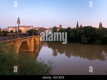 Río Ebro a su paso por Logroño. La Rioja. España Foto Stock