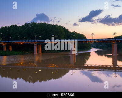 Puente de hierro sobre el río Ebro en Logroño. La Rioja. España Foto Stock
