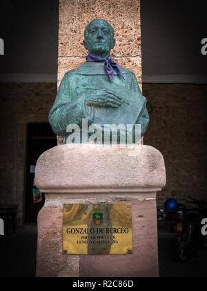 Estatua de Gonzalo de Berceo (primer poeta en lengua castellana). Berceo. La Rioja. España Foto Stock