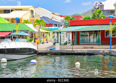 Philipsburg, Sint Maarten -20 Aprile, 2016: Sint Maarten bay e yacht club Foto Stock