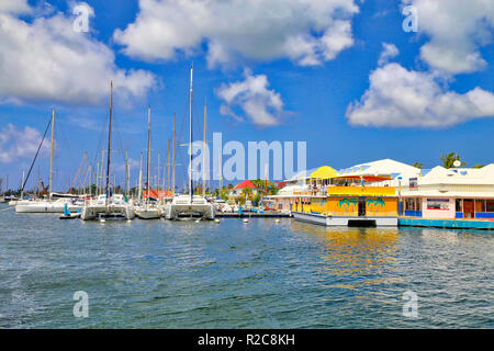 Philipsburg, Sint Maarten -20 Aprile, 2016: Sint Maarten bay e yacht club Foto Stock