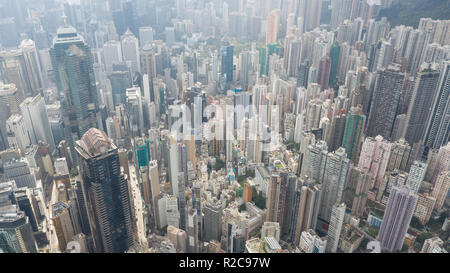 Haze, vista aerea di densamente impaccati grattacieli, Hong Kong Foto Stock