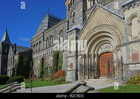 TORONTO - Novembre 2018: University College, l'originale 1850 edificio dell'Università di Toronto, è un esempio del gotico normanno architectura Foto Stock