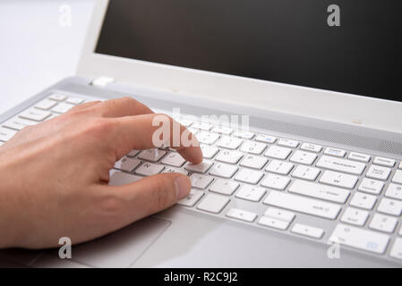 Close-up di digitazione di business man mano sulla tastiera. Foto Stock