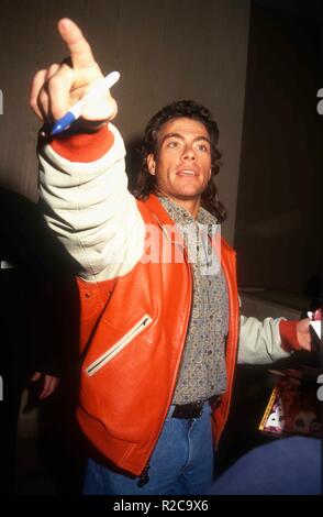 BEVERLY HILLS, CA - gennaio 23: attore Jean Claude Van Damme frequentare il cinquantesimo Annuale di Golden Globe Awards il 23 gennaio 1993 presso il Beverly Hilton Hotel di Beverly Hills, la California. Foto di Barry re/Alamy Stock Photo Foto Stock