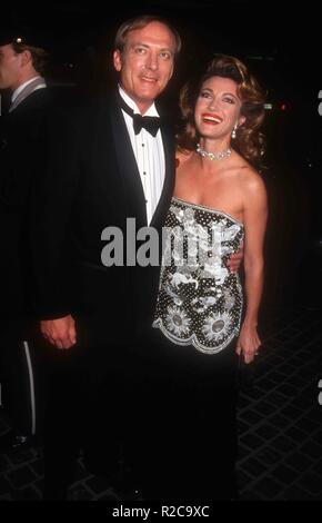 BEVERLY HILLS, CA - gennaio 23: attore James Keach e moglie attrice Jane Seymour frequentare il cinquantesimo Annuale di Golden Globe Awards il 23 gennaio 1993 presso il Beverly Hilton Hotel di Beverly Hills, la California. Foto di Barry re/Alamy Stock Photo Foto Stock
