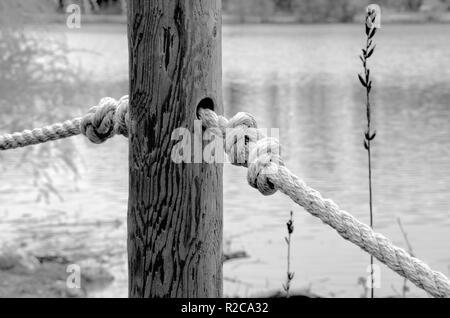 Vista del palo in legno con corda annodata Foto Stock