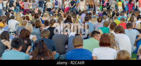 Mosca, Russia - Agosto 21, 2017: la gente si siede a erba su open-air concerto. Foto Stock