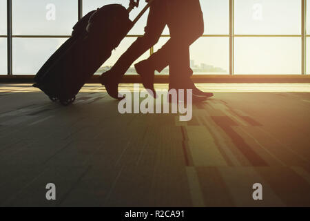Silhouette viaggiatore con pochi bagagli in aeroporto Foto Stock