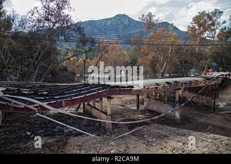 Danneggiato ponte lungo Mulholland HIghway, le travi di acciaio fuso dal calore estremo. La Woolsey wildfire iniziato il 8 novembre 2018 e ha bruciato oltre 98.000 acri di terreno, distrutto una stima di 1.100 strutture e ha ucciso 3 persone a Los Angeles e Ventura Le contee e le specie colpite duramente area di Malibu. In California, Stati Uniti d'America Foto Stock