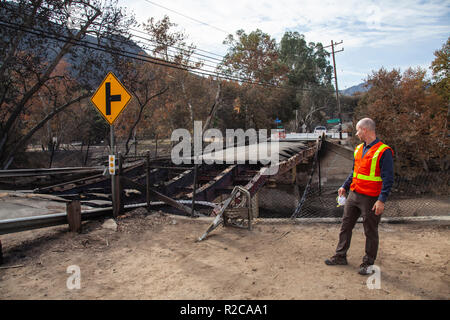 Danneggiato ponte lungo Mulholland HIghway, le travi di acciaio fuso dal calore estremo. La Woolsey wildfire iniziato il 8 novembre 2018 e ha bruciato oltre 98.000 acri di terreno, distrutto una stima di 1.100 strutture e ha ucciso 3 persone a Los Angeles e Ventura Le contee e le specie colpite duramente area di Malibu. In California, Stati Uniti d'America Foto Stock