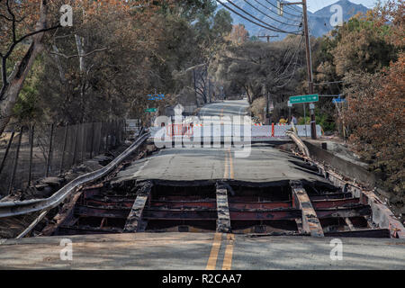 Danneggiato ponte lungo Mulholland HIghway, le travi di acciaio fuso dal calore estremo. La Woolsey wildfire iniziato il 8 novembre 2018 e ha bruciato oltre 98.000 acri di terreno, distrutto una stima di 1.100 strutture e ha ucciso 3 persone a Los Angeles e Ventura Le contee e le specie colpite duramente area di Malibu. In California, Stati Uniti d'America Foto Stock