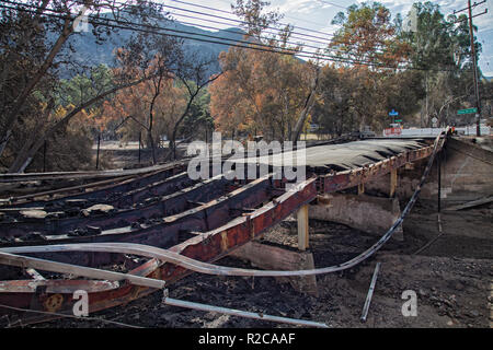 Danneggiato ponte lungo Mulholland HIghway, le travi di acciaio fuso dal calore estremo. La Woolsey wildfire iniziato il 8 novembre 2018 e ha bruciato oltre 98.000 acri di terreno, distrutto una stima di 1.100 strutture e ha ucciso 3 persone a Los Angeles e Ventura Le contee e le specie colpite duramente area di Malibu. In California, Stati Uniti d'America Foto Stock