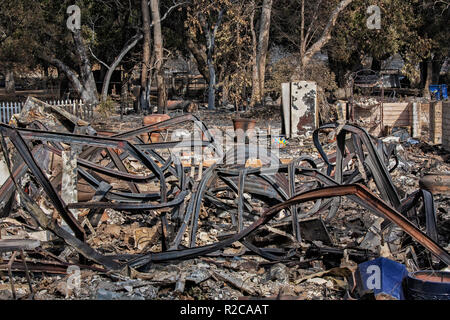 Distrutto casa vicino Kanan Road. La Woolsey wildfire iniziato il 8 novembre 2018 e ha bruciato oltre 98.000 acri di terreno, distrutto una stima di 1.100 strutture e ha ucciso 3 persone a Los Angeles e Ventura Le contee e le specie colpite duramente area di Malibu. In California, Stati Uniti d'America Foto Stock