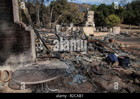 Distrutto casa vicino Kanan Road. La Woolsey wildfire iniziato il 8 novembre 2018 e ha bruciato oltre 98.000 acri di terreno, distrutto una stima di 1.100 strutture e ha ucciso 3 persone a Los Angeles e Ventura Le contee e le specie colpite duramente area di Malibu. In California, Stati Uniti d'America Foto Stock