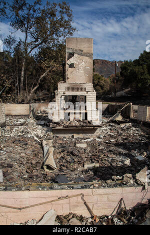 Distrutto casa vicino Kanan Road. La Woolsey wildfire iniziato il 8 novembre 2018 e ha bruciato oltre 98.000 acri di terreno, distrutto una stima di 1.100 strutture e ha ucciso 3 persone a Los Angeles e Ventura Le contee e le specie colpite duramente area di Malibu. In California, Stati Uniti d'America Foto Stock