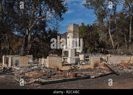 Distrutto casa vicino Kanan Road. La Woolsey wildfire iniziato il 8 novembre 2018 e ha bruciato oltre 98.000 acri di terreno, distrutto una stima di 1.100 strutture e ha ucciso 3 persone a Los Angeles e Ventura Le contee e le specie colpite duramente area di Malibu. In California, Stati Uniti d'America Foto Stock