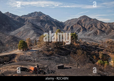 Wildfire danni lungo Mulholland Highway. La Woolsey wildfire iniziato il 8 novembre 2018 e ha bruciato oltre 98.000 acri di terreno, distrutto una stima di 1.100 strutture e ha ucciso 3 persone a Los Angeles e Ventura Le contee e le specie colpite duramente area di Malibu. In California, Stati Uniti d'America Foto Stock