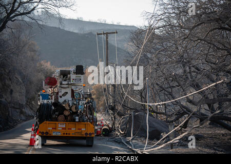 Abbattuto le linee di alimentazione lungo Mulholland Highway. La Woolsey wildfire iniziato il 8 novembre 2018 e ha bruciato oltre 98.000 acri di terreno, distrutto una stima di 1.100 strutture e ha ucciso 3 persone a Los Angeles e Ventura Le contee e le specie colpite duramente area di Malibu. In California, Stati Uniti d'America Foto Stock