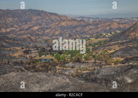 Wildfire danni lungo Mulholland Highway. La Woolsey wildfire iniziato il 8 novembre 2018 e ha bruciato oltre 98.000 acri di terreno, distrutto una stima di 1.100 strutture e ha ucciso 3 persone a Los Angeles e Ventura Le contee e le specie colpite duramente area di Malibu. In California, Stati Uniti d'America Foto Stock