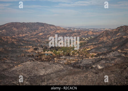 Wildfire danni lungo Mulholland Highway. La Woolsey wildfire iniziato il 8 novembre 2018 e ha bruciato oltre 98.000 acri di terreno, distrutto una stima di 1.100 strutture e ha ucciso 3 persone a Los Angeles e Ventura Le contee e le specie colpite duramente area di Malibu. In California, Stati Uniti d'America Foto Stock