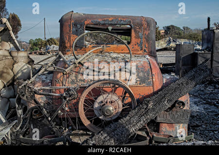 Distrutta la vecchia auto vicino casa lungo Kanan Dume Road. La Woolsey wildfire iniziato il 8 novembre 2018 e ha bruciato oltre 98.000 acri di terreno, distrutto una stima di 1.100 strutture e ha ucciso 3 persone a Los Angeles e Ventura Le contee e le specie colpite duramente area di Malibu. In California, Stati Uniti d'America Foto Stock