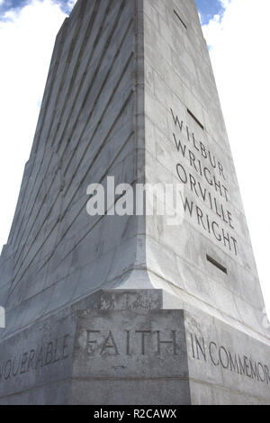 Un monumento per il primo volo a Wright Brothers National Memorial a Kitty Hawk Foto Stock