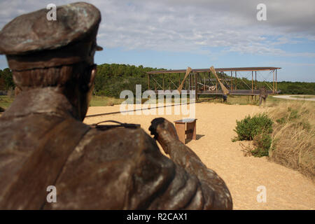 Ancora vita sculture raffiguranti Orville e Wilbur Wright il primo volo a Kitty Hawk, North Carolina, STATI UNITI D'AMERICA Foto Stock