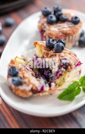 Affettato in casa muffin ai mirtilli su una piastra bianca. Foto Stock