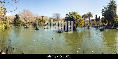 Barcellona, Spagna - 18 Marzo 2018: Turisti in barche nel Parc de la Ciutadella a Barcellona, Spagna. Foto Stock