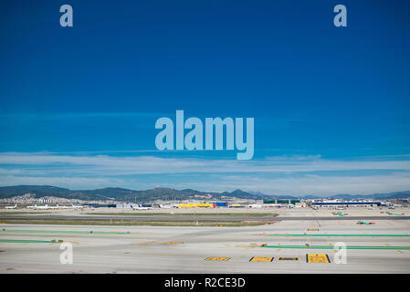 Barcellona, Spagna - 22 Marzo 2018: Vuoto in pista Aeroporto di Barcellona. Blue Sky. Montagne e hangar sullo sfondo Foto Stock