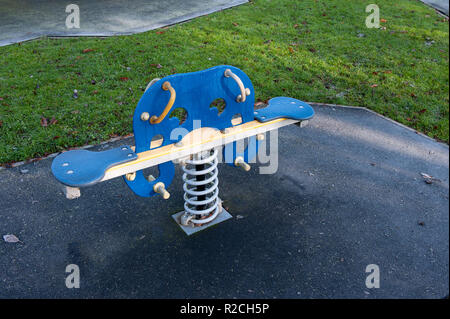 Le attrezzature gioco per bambini nel parco locale, Westbury, Wiltshire, Regno Unito. Foto Stock