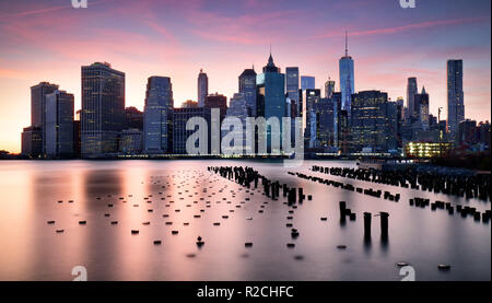 Manhattan skyilne, New York City al tramonto. Foto Stock