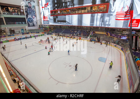 Pista di pattinaggio su ghiaccio all'interno di centro commerciale di Dubai Foto Stock