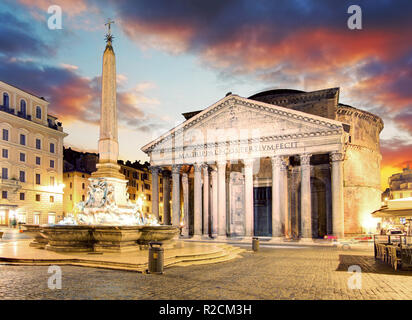 Roma - La fontana di Piazza della Rotonda e Pantheon di mattina Foto Stock