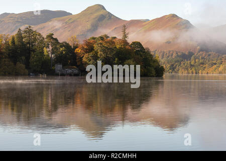 Autunno nebbiosa mattina a Derwentwater nel distretto del lago, Cumbria Inghilterra REGNO UNITO Foto Stock